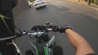 Смотреть онлайн Неожиданный наезд сзади на мотоциклиста