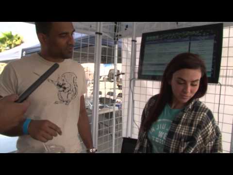 Renato Laranja hits on hot açaí girl!