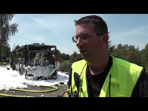 Busbrand bei 33 Grad - Feuerwehr kann Schulbus im Moorgebiet löschen.
