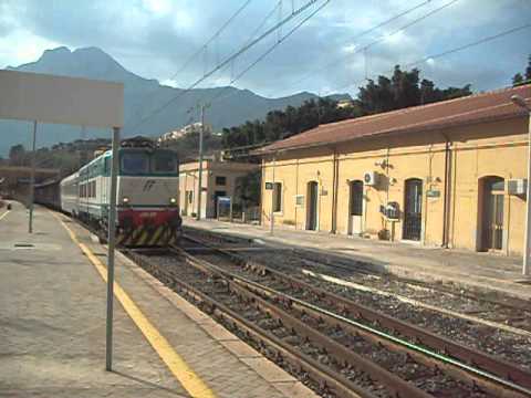 EXP. 1957 in partenza da Termini Imerese per Palermo Centrale "Canta Caimano Canta" E656 289