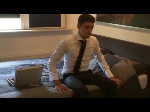 Bizar filmpje in omloop van indringer NOS-gebouw - RTL LATE NIGHT