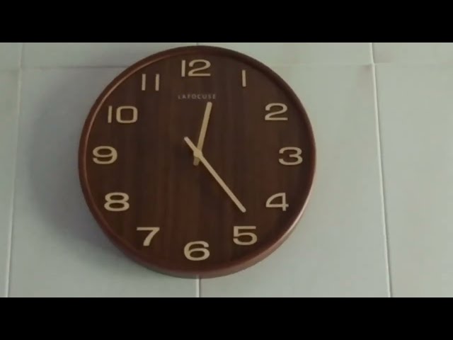 Vídeo relacionado con VIVILINEN Reloj de Pared Grande 58cm Silencioso Reloj de Pared de Metal y Madera Estilo Moderno Decorativo para Salón, Dormitorio, Cocina