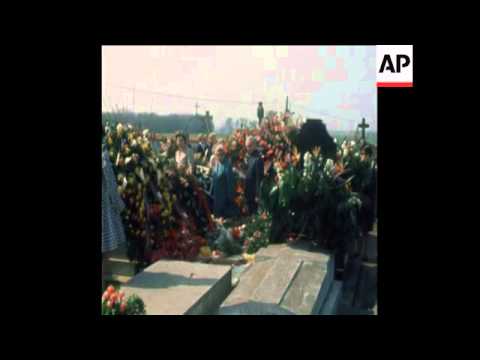 SYND 7-4-74 PEOPLE VISIT THE GRAVE OF GEORGES POMPIDOU