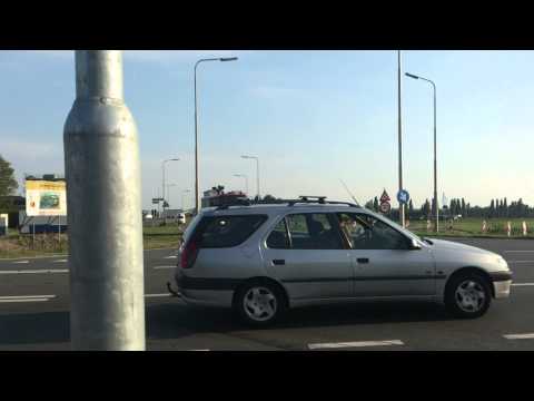 brandweer Gouda + politie naar auto te water.