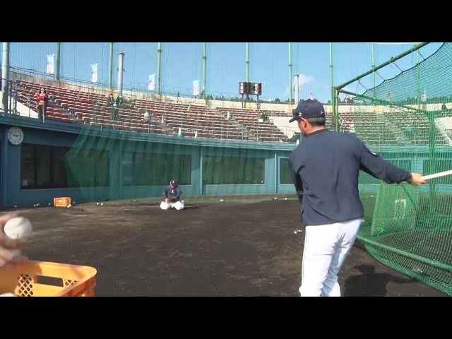 【春季キャンプ】いい画撮れました!! ライオンズ・渡部健人が膝をついた体勢でノック!!  2023年2月14日 埼玉西武ライオンズ