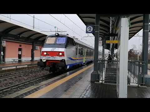 Treno regionale 2594 in transito a Tavazzano (LO)