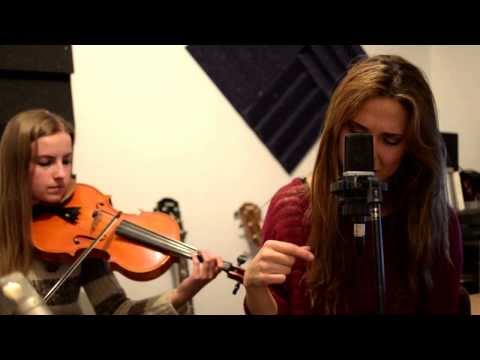 Nikki García / Álex Gil / Milena Brody: Come closer.