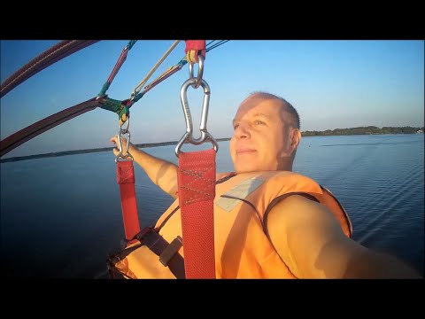 Vízi ejtőernyőzgetek. A rövidebb változat.