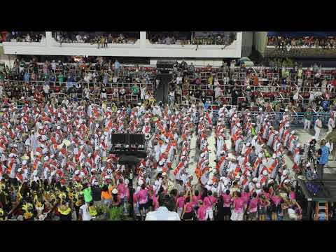 Bateria da Mangueira se apresenta em frente ao módulo 3 - Carnaval 2019