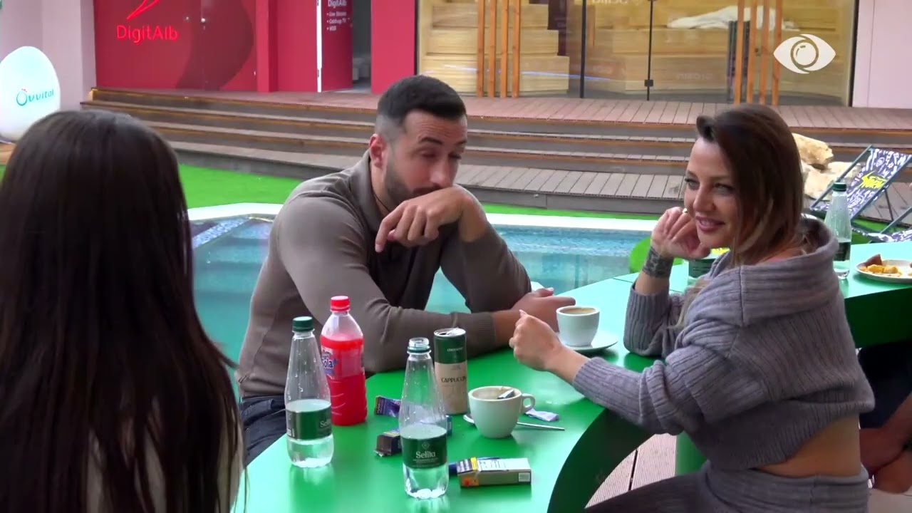 Mes batutash Gerta dhe Gjesti përqafohen