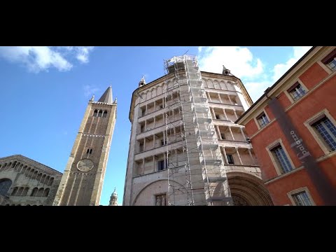 Parma, sul tetto del Battistero dell'Antelami danneggiato dal terremoto