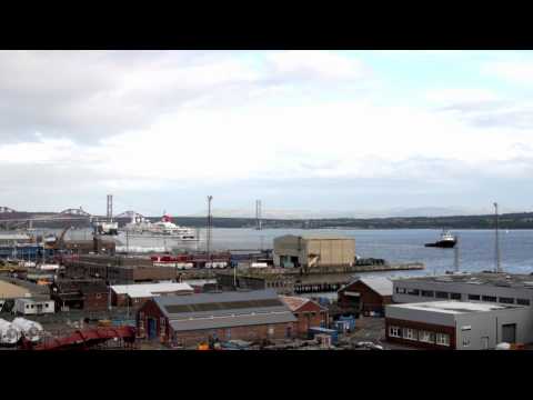 First major section of HMS Queen Elizabeth arrives at assembly site