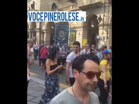 Gay pride Torino 2019 con gonfalone comune di Pinerolo