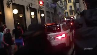 L'auto accelera in un vicolo del centro di Milano per sfuggire ai manifestanti: spaccano il vetro...