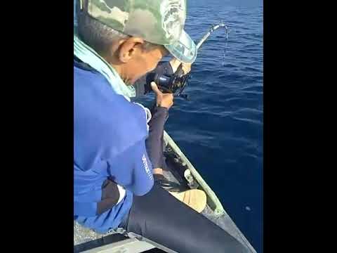 Pescando vertical en aguas profundas del Puerto de Manatí (Las Tunas , Cuba)