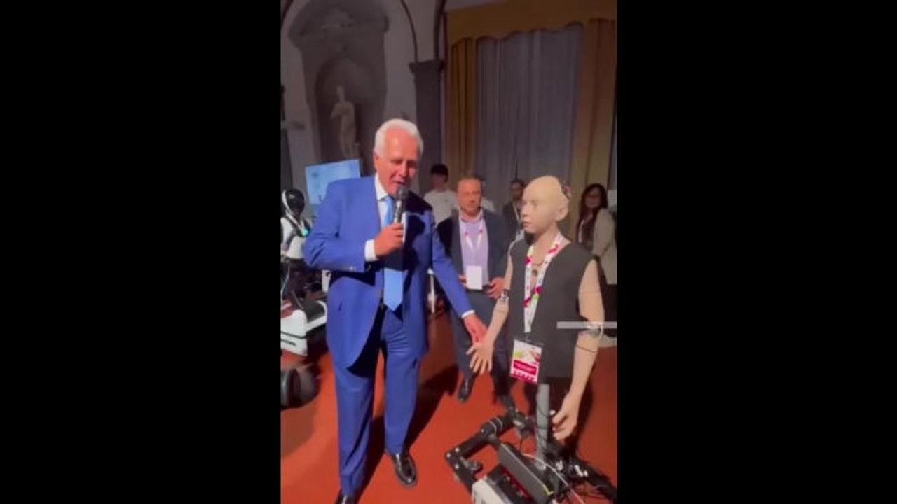 Giani (Toscana) scherza con un robot al Festival Regioni: Ti nomino capo di gabinetto degli umanoidi