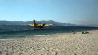 preview picture of video 'Seaplane landing close to the beach - Hidroavión cerca de la orilla'