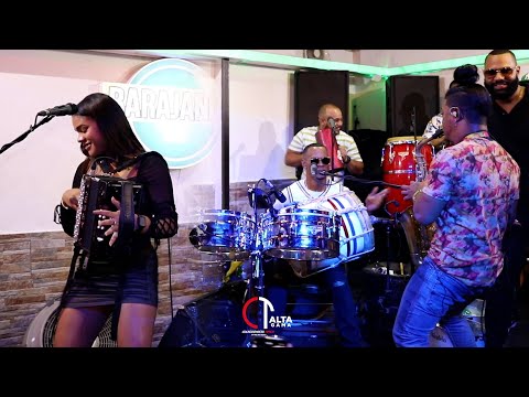 CUMANDE - BANDA IDEAL FT LEONELA LA DUEÑA DEL SWING EN VIVO