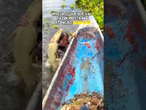 Mulher pegou um jacaré com as mãos #Natureza #sobrevivência #animais #jacaré #Mulher