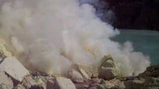 preview picture of video 'Kawah Ijen Volcano - Sulfur Mining #9'