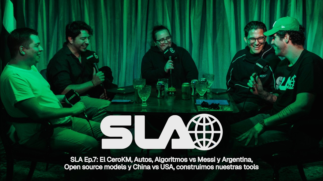 Episodio de SLA: cuatro personas conversando alrededor de una mesa bajo luz verde