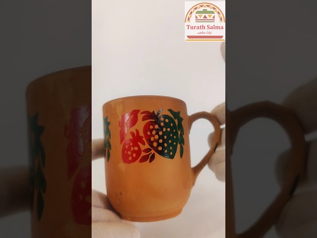 كأس فخار مع يد (ملون)