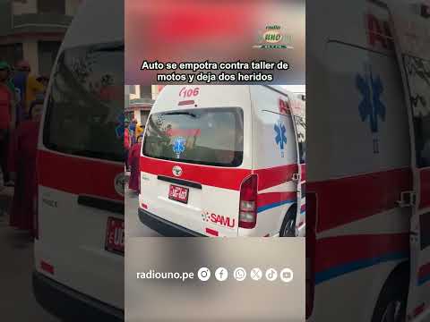 Auto impacta contra taller de motos en salida Tarata y deja dos personas heridas.