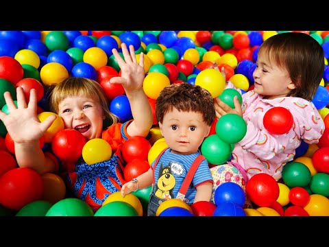 Бьянка, Марта и Беби Бон — Игры в бассейне с шариками. Детские песенки с Капуки Дети