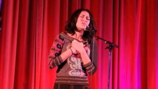 Elena Gadel cantando "Bebiendo a Sorbos" en el Hospital Sant Joan de Déu