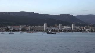 preview picture of video 'AIDAblu verlässt den Hafen von Ajaccio - Blick über das abendliche Korsika'