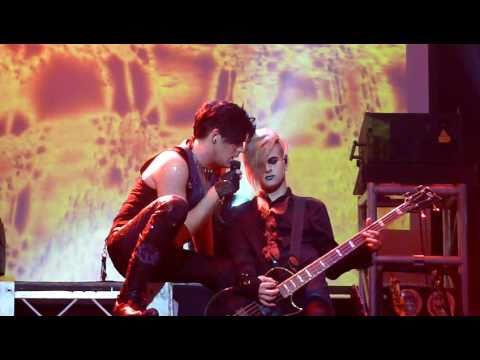 Adam Lambert kissing Tommy Joe Ratliff (Amsterdam paradiso 20-11-2010)