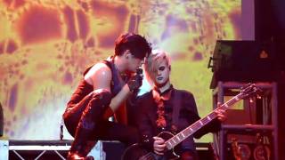 Adam Lambert kissing Tommy Joe Ratliff (Amsterdam paradiso 20-11-2010)