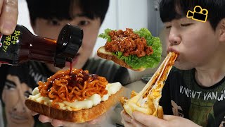 Download lagu 불닭 또 맛있게 먹는 방법 How to enjoy eating Fire noodles ENG Cinema Mukbang DoNam 시네마먹방 mp3