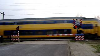 preview picture of video 'Spoorwegovergang Hoensbroek Railroad/ Level Crossing'