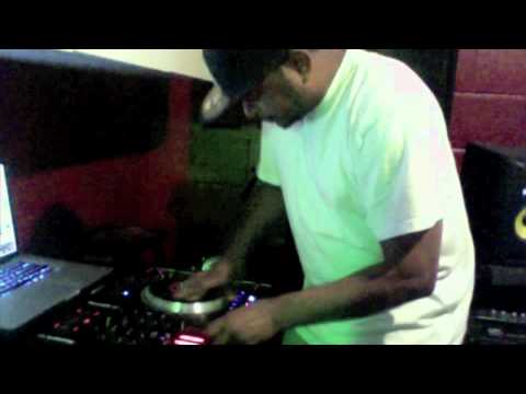 T PAIN DJ LIL BOY & DJ EZONE    FREESTYLE SCRATCHIN ON THE ITCH    IN DRAMZ STUDIOS  2011