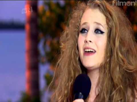 [UK] The X Factor 2011: Janet Devlin sings "Cosmic Love" - Judge's House