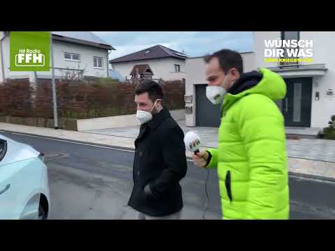 Wünsch Dir Was - Josef aus Baunatal bekommt von Daniel Fischer seinen Tesla überreicht