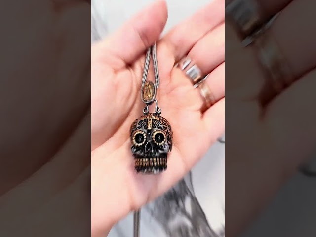 Vídeo relacionado con BEAMARKER 100 colgante de Calavera, Dije de Cabeza de Esqueleto, Turquesa Sintética, Colgante de Calavera para Halloween con Aro Dorado para Hacer Joyas, Collares, Pulseras, Pendientes, Manualidades Y