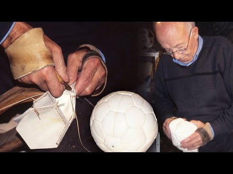 El balonero. Fabricación artesanal de balones de fútbol | Oficios Perdidos | Documental