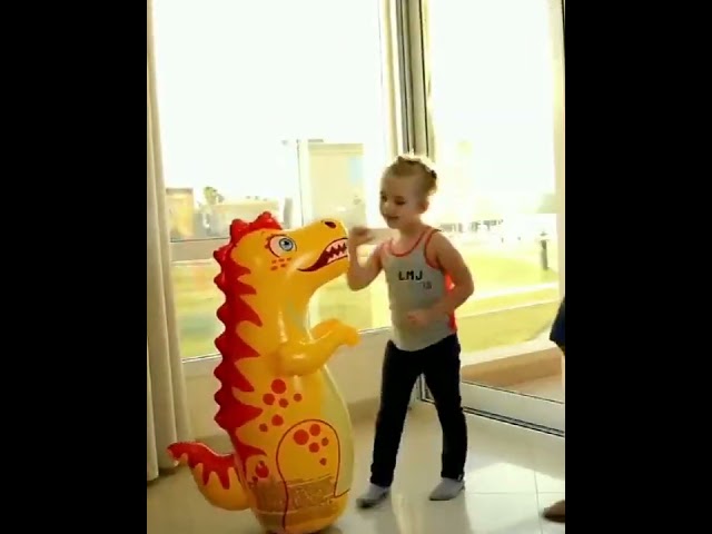 Vídeo relacionado con Chicco Panda Boxing Coach, Saco de Boxeo Infantil Inflable Electrónico con Sonidos Divertidos, Base para Rellenar de Agua para Mantener el Saco Equilibrado, Juguete Hinchable Niños 2 Años - 5 Años