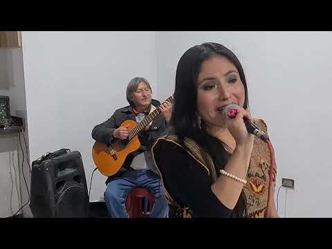 "MIX DE HUAYNOS HUANCAINOS" interpretado por Yesenia Alanya con la guitarra de Silverio Andrade