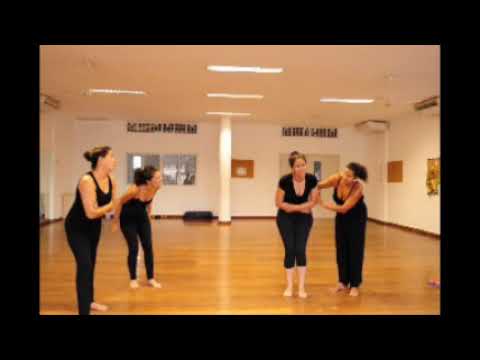 Corpo Expressivo (2018). «Teatro Imagem» [Εικονοθέατρο] [βίντεο]. Άσκηση εικονοθεάτρου σε τρία στάδια. Οι συμμετέχουσες εισέρχονται διαδοχικά στον σκηνικό χώρο, προσθέτοντας η καθεμία μια ακίνητη σωματική εικόνα που εναρμονίζεται με όσες προηγήθηκαν, έως τη σύνθεση της συλλογικής παγωμένης σκηνής. Στο δεύτερο στάδιο κάθε εικόνα αποκτά φωνή μέσω μιας φράσης ή ενός ήχου, ενώ στο τρίτο η ακινησία λύεται και μετατρέπεται σε αυτοσχεδιασμό, με σαφή οδηγία να μην προετοιμάζεται τίποτε εκ των προτέρων.