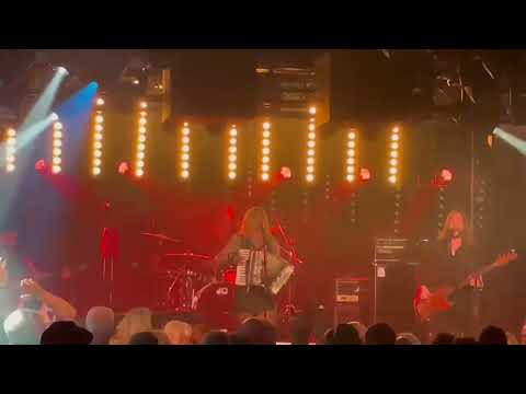 Hellinor- I hate myself for loving you