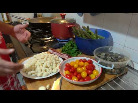 Gnocchi con vongole e asparagi chef in testa