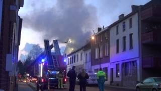 preview picture of video 'Middelbrand beschadigd minimaal een mogelijk twee panden Holz Kerkrade 26 maart 2014'
