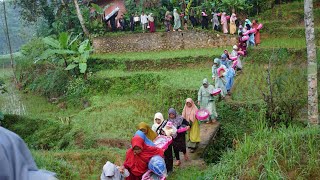 Download lagu Jalan Kecil & Becek, Eh Ada Yang Jatuh. Inilah Uniknya Seserahan Pernikahan Di Desa Jawa Barat mp3
