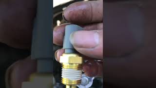 Remplazar el sensor de temperatura de una Chrysler Town Country Touring 2010