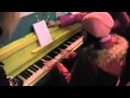 Девушка красиво поёт, и играет на Piano ~Kiev 