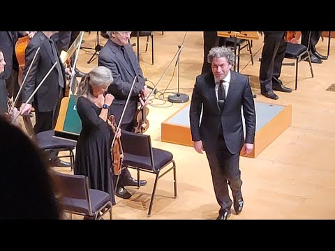Gustavo Dudamel, 6-4-23 curtain call, LA Phil