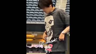 Download lagu Yoongi soundcheck LA day 4. Yoongi looks fine & good 🥰🐱 #sugabts mp3